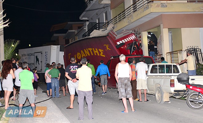 «Τρελή» νταλίκα καρφώθηκε σε σπίτι στη Σπάρτη - Media