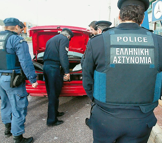 Στρατιωτικοί διακινούσαν παράνομα οπλισμό - Media