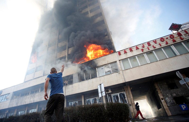 Διαδηλωτές έκαψαν κυβερνητικό κτήριο στην Βοσνία στην τρίτη μέρα διαδηλώσεων (video) - Media