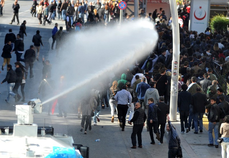Ένταση μεταξύ αστυνομικών και διαδηλωτών στην Άγκυρα - Media