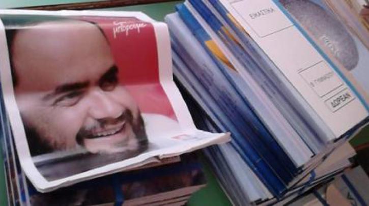 Έστειλαν σχολικά βιβλία τυλιγμένα σε προεκλογικές αφίσες των Μαρινάκη και Ψινάκη - Media
