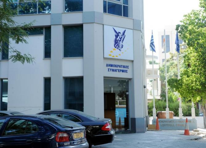 Κύπρος: «Μαύρο χρήμα» στα ταμεία ΑΚΕΛ και ΔΗΣΥ καταγγέλλει δημοσίευμα - Media