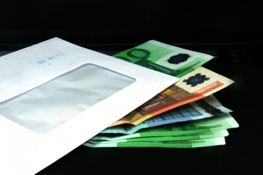 Μόλις 200 εκ. ευρω τα έσοδα από τους ελέγχους  για όσους έβγαλαν χρήματα στο εξωτερικό - Media