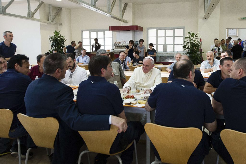 Ο Πάπας τρώει μπακαλιάρο με το προσωπικό του Βατικανού (photos) - Media