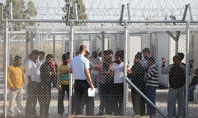 H ΕΛ.ΑΣ. στο ξύλο δεν κάνει διακρίσεις - Media