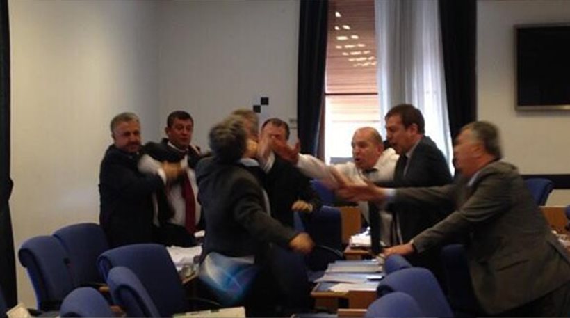 Τούρκοι βουλευτές «πλακώνονται στο ξύλο» - Media