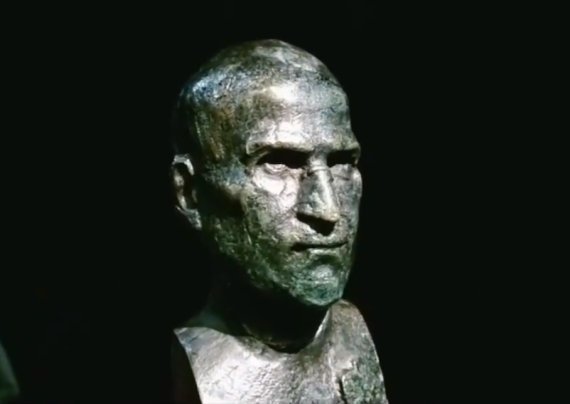 Το άγαλμα της Apple προς τιμήν του Steve Jobs - Media