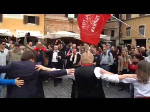 Ένα συρτάκι για τον Τσίπρα στην Ιταλία (Video) - Media