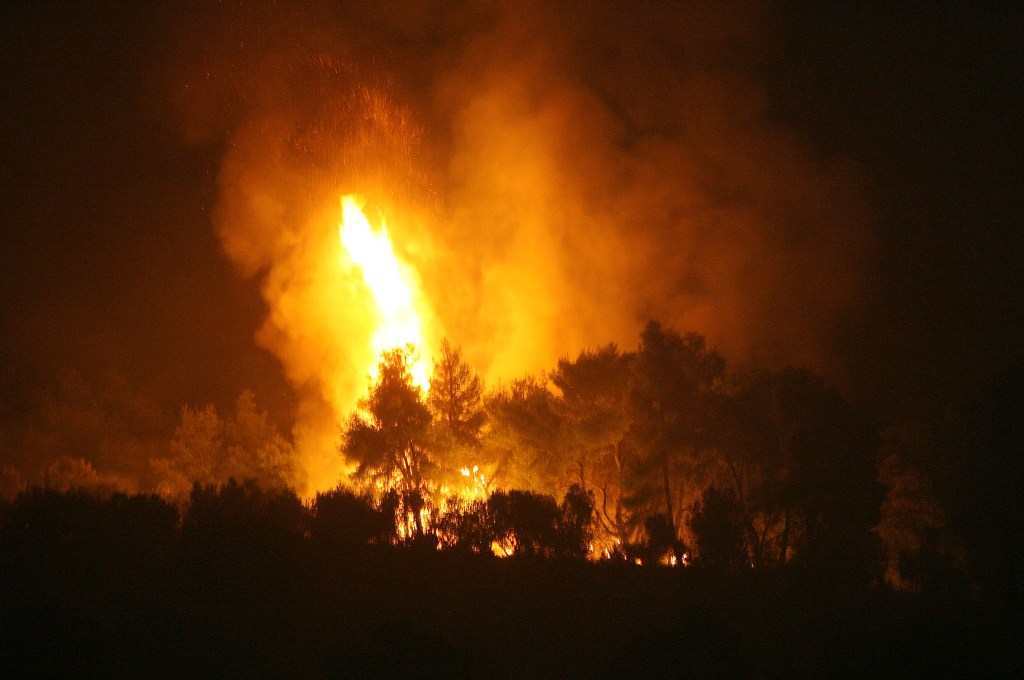 Μεγάλη πυρκαγιά στην Κορινθία - Νύχτα αγωνίας για τους κατοίκους - Media