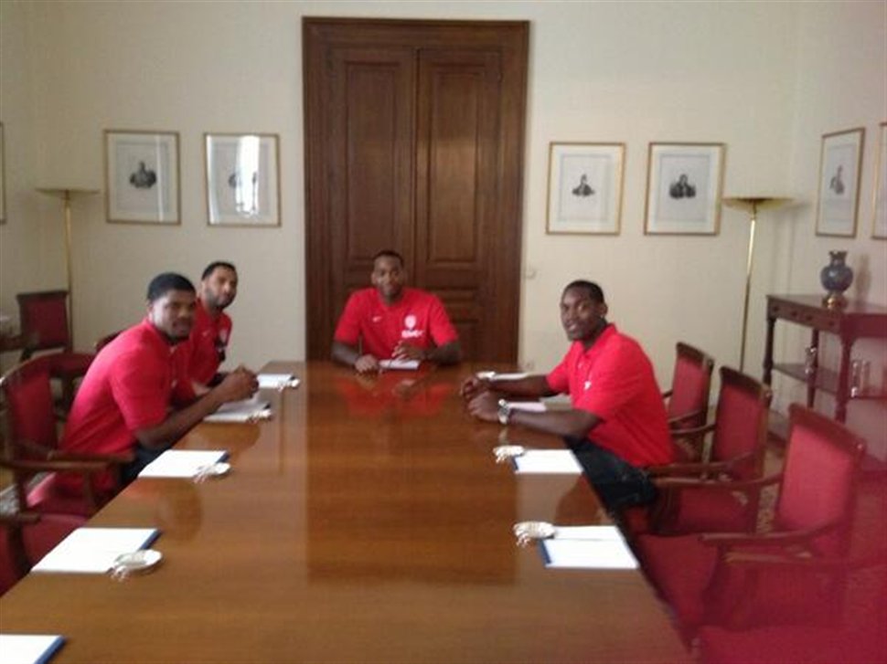 Κόκκινοι «πολιτικοί αρχηγοί» - Media