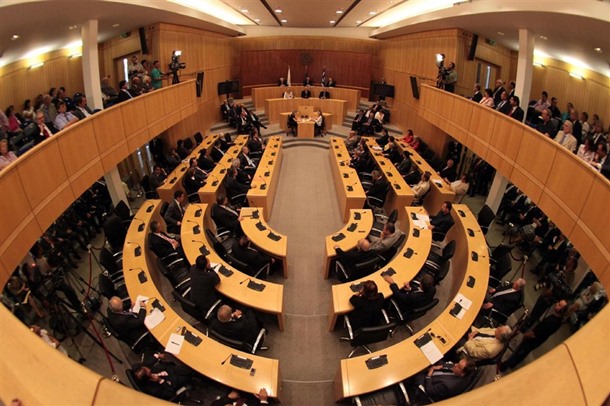Εκκενώθηκε η κυπριακή Βουλή μετά από απειλή για βόμβα - Media