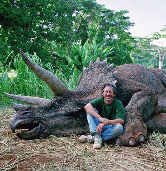 Χιλιάδες άτομα στο facebook πιστεύουν ότι ο Σπίλμπεργκ σκότωνε δεινόσαυρους… - Media