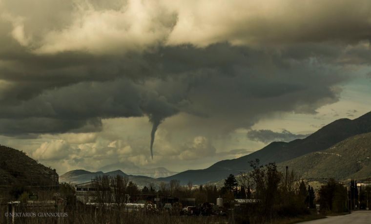Εντυπωσιακή φωτογραφία του ανεμοστρόβιλου που «χτύπησε» τα Γιάννενα - Media