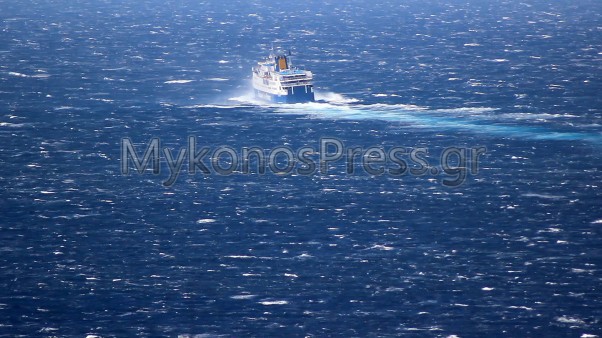 Μάχη με τα κύματα έδωσε το SuperFerry ανοιχτά της Μυκόνου (Video) - Media