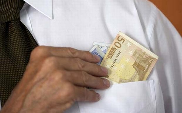 Μειώνεται η διαφθορά αλλά το φακελάκι… φακελάκι - Media