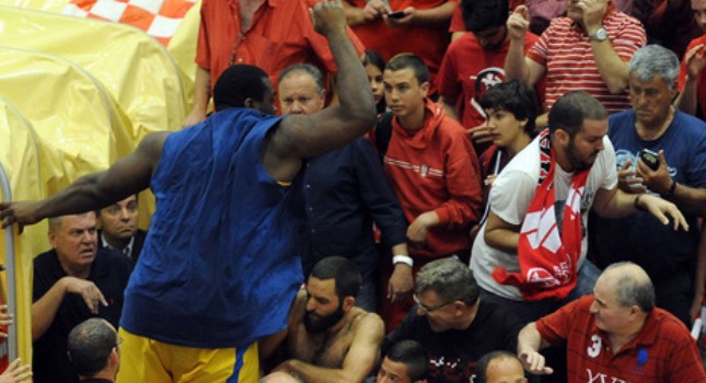 «Ταύρος εν υαλοπωλείω» ο Σοφοκλής Σχορτσιανίτης – Όρμησε σε φιλάθλους στην εξέδρα - Media