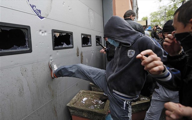 Φιλορώσοι επιτέθηκαν σε αστυνομικό τμήμα στην Οδησσό - Media