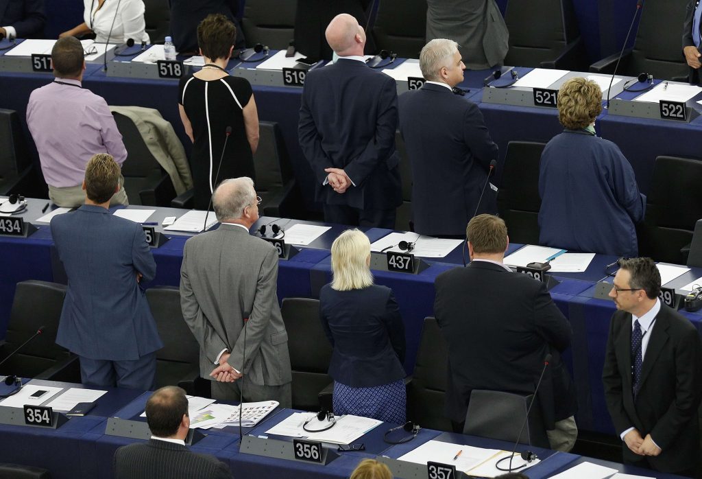 Γύρισαν την πλάτη στον ύμνο της Ευρώπης οι ευρωσκεπτικιστές (Video) - Media