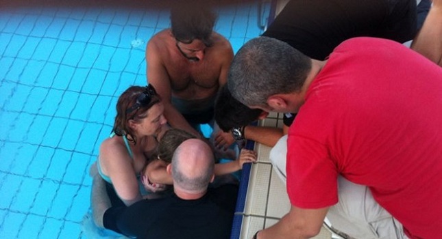 4χρονο κοριτσάκι… σφήνωσε σε σιφόνι πισίνας στη Σαντορίνη! - Media