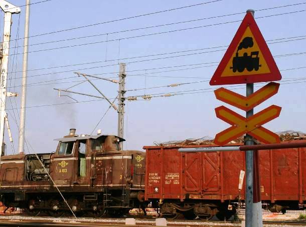Τρένο του ΟΣΕ παρέσυρε αυτοκίνητο -  Ένας νεκρός - Media