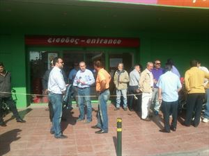 Ηράκλειο: Συνδικαλιστές εμπόδισαν κατάστημα αλυσίδας να ανοίξει - Media