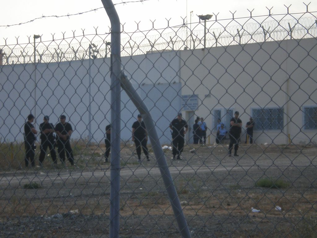 Ένταση και κυνηγητό έξω από τις φυλακές Δομοκού - Media