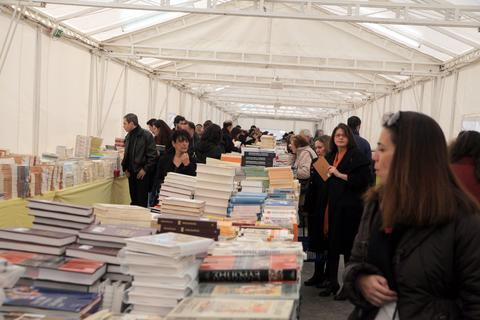 Ένα βιβλίο δεν φέρνει την άνοιξη - Media