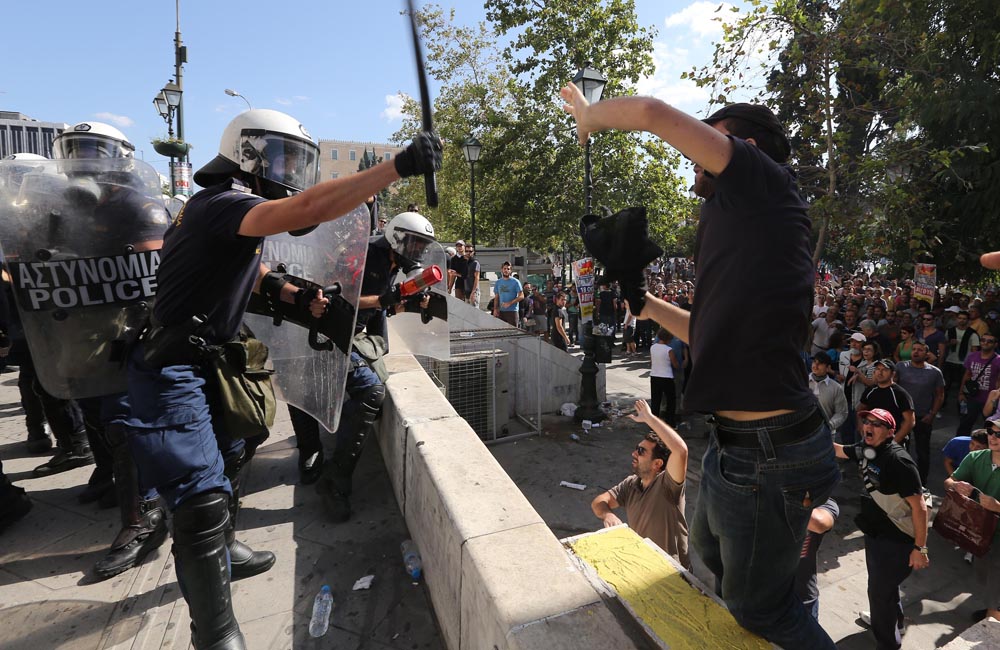 Επεισόδια στην πορεία-Nεκρός 65χρονος από ανακοπή - Media