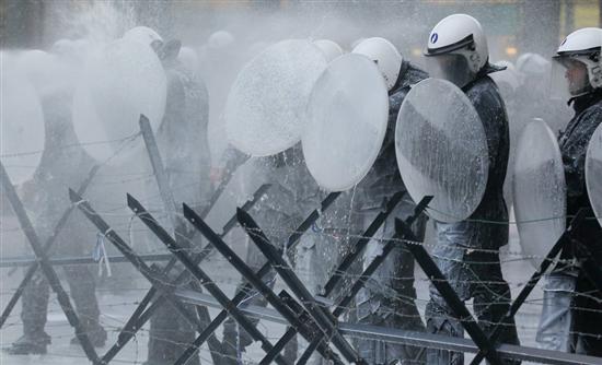 Πέταξαν γάλα στην ευρωβουλή - Media