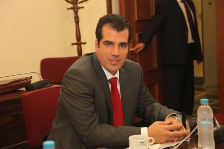Αντιεξουσιαστές έφτυσαν τον Πλεύρη - Media