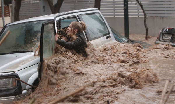 Λεπτό προς λεπτό η διάσωση γυναίκας στο Χαλάνδρι - Media