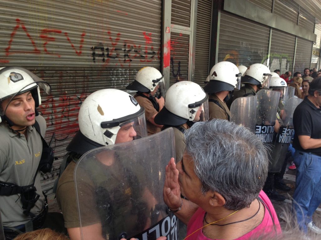 ΜΑΤ απωθούν διαδηλωτές στο υπουργείο Εργασίας (ΒΙΝΤΕΟ) - Media