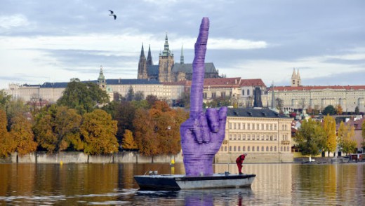 Τσεχία: Καλλιτέχνης στήνει «υψωμένο δάχτυλο» στο κοινοβούλιο - Media