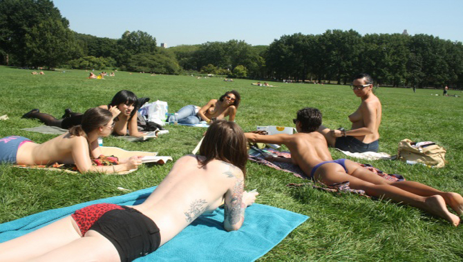 Γυναικείος σύλλογος για… τόπλες διάβασμα - Media