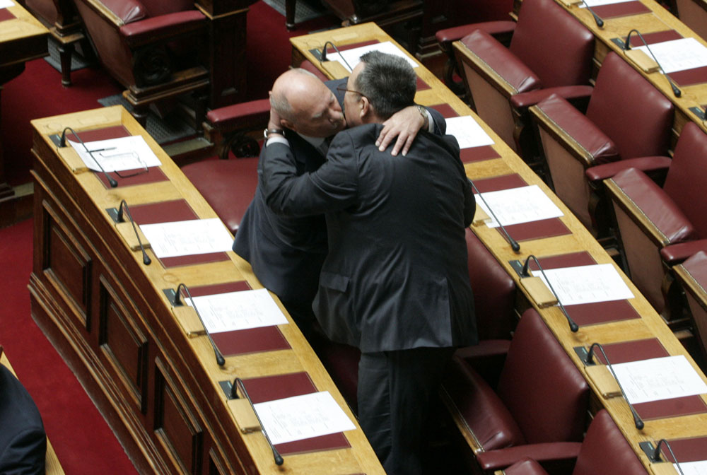 Οι χρυσαυγίτες φιλούσαν υπέροχα... (Photoς) - Media