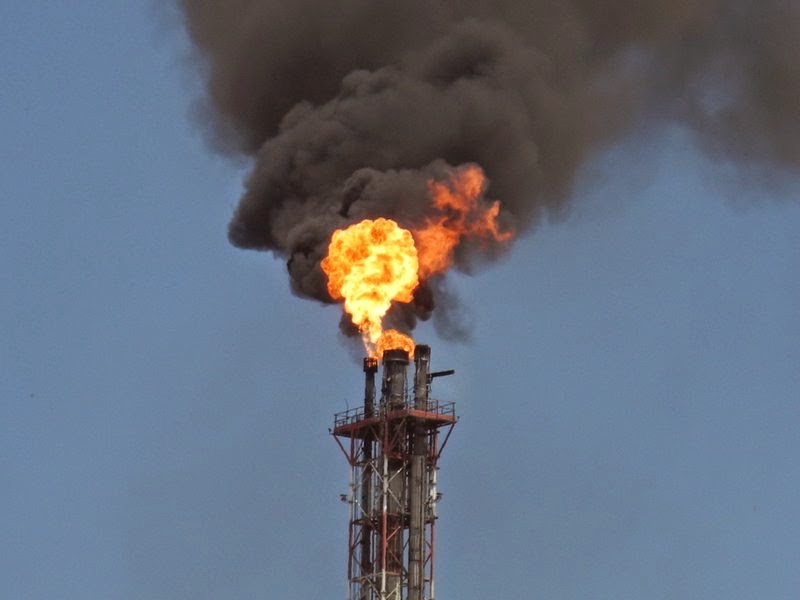 Τι συμβαίνει με τις τεράστιες φλόγες και τους καπνούς που βγαίνουν από τις καμινάδες των ΕΛΠΕ; - Media