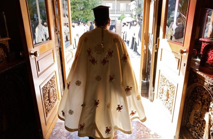 Παπάς απαίτησε από πιστή με κινητικά προβλήματα να βάλει φούστα αλλιώς να μην ξαναπατήσει εκκλησία! - Media