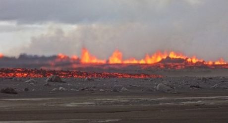 Ισλανδία: Στο «κόκκινο» το επίπεδο συναγερμού για τις πτήσεις πάνω από το ηφαίστειο - Media