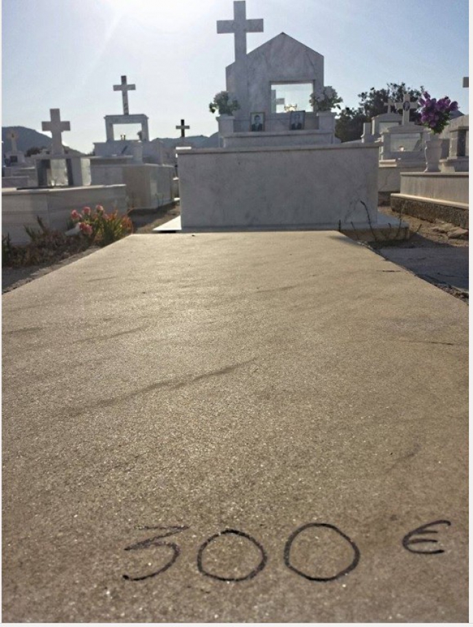 Ιερέας έγραφε στα μνήματα τα οφειλόμενα ποσά για την χρήση των τάφων! (Video) - Media
