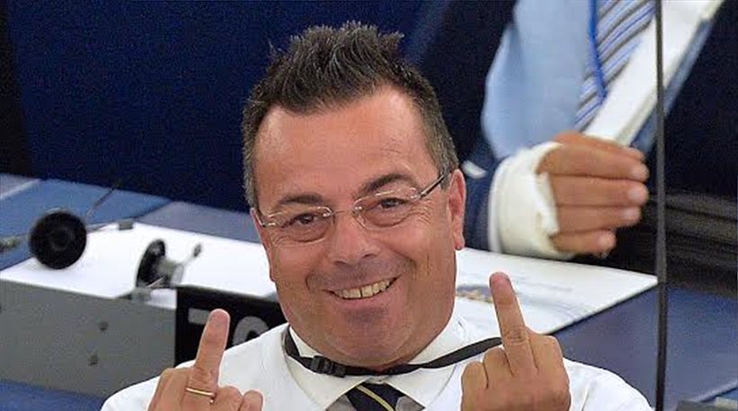 «Ψεκασμένος» Ιταλός ευρωβουλευτής υψώνει τα μεσαία δάχτυλα στο ευρωκοινοβούλιο (Video) - Media