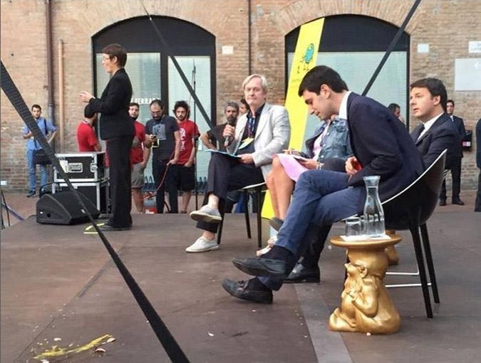 Αποδοκιμασίες κατά του Ρέντσι στη Φεράρα της Ιταλίας (Photos & Video) - Media