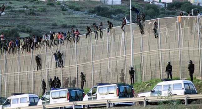 Ισπανοί αστυνομικοί ξυλοκοπούν αναίσθητο μετανάστη (Video) - Media