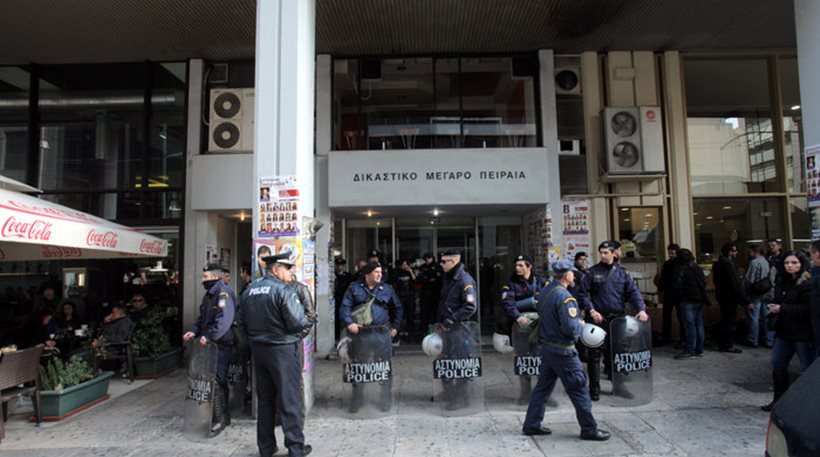 Στην Εισαγγελία Πειραιά οδηγείται την Πέμπτη  ο δράστης της επίθεσης στο Μικρολίμανο - Media