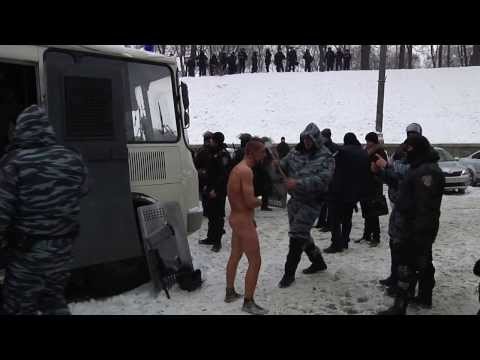 Αστυνομικοί της Ουκρανίας ταπεινώνουν διαδηλωτή (Video) - Media