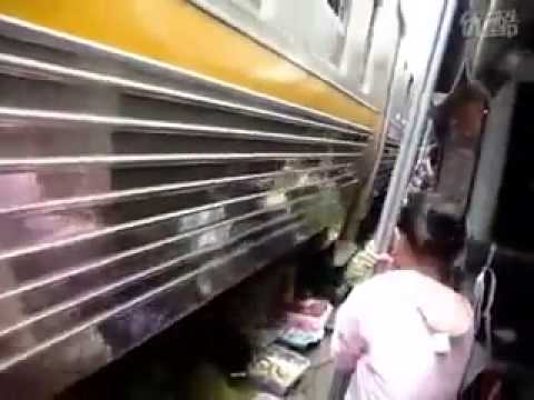 Τρένο περνά μέσα από λαϊκή! (Video) - Media