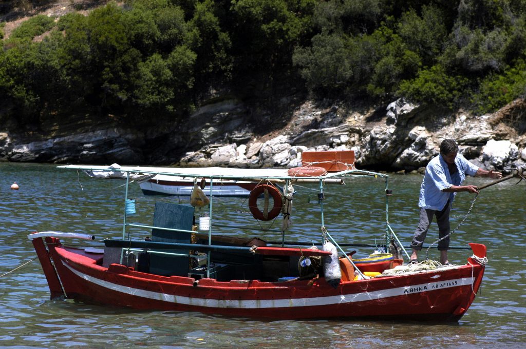 Καταργούνται οι ατομικές ερασιτεχνικές άδειες αλιείας - Media