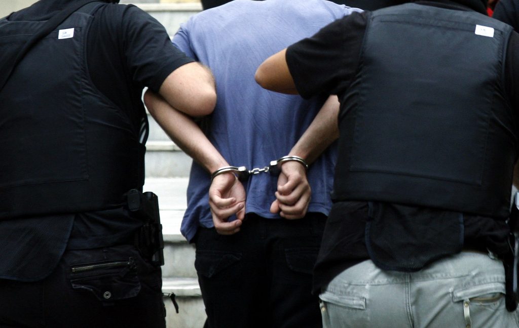 Συνελήφθη αστυνομικός- βαποράκι - Media