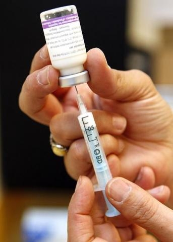 Δέκα εκατομμύρια Βρετανοί «τσιμπήθηκαν» με το νέο εμβόλιο  - Media