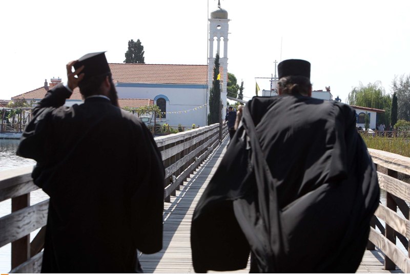 Ιερέας έκλεβε άνεργους, τάζοντάς τους δουλειά - Media