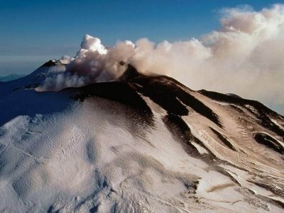 Ηφαιστειακή στάχτη έχει «παραλύσει» τις αεροπορικές συγκοινωνίες στη Βόρεια Ευρώπη - Media